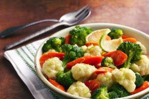 उबली हुई सब्जियाँ।  स्वादिष्ट और स्वास्थ्यवर्धक भोजन.  सब्जियों को भाप में पकाने और पकाने का समय, स्टीमर में सब्जियों के व्यंजन
